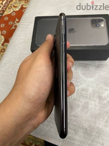 iphone 11pro max used like new 4