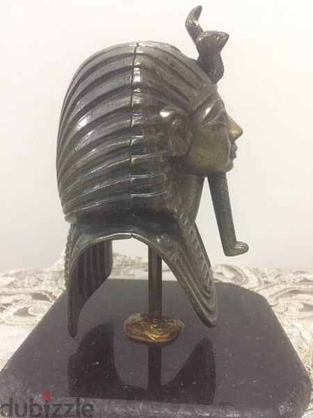a copper mask of tutankhamun 4