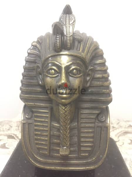a copper mask of tutankhamun 1