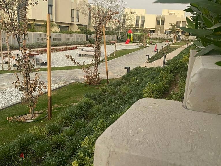 شقة كاملة التشطيب مطلة على المساحات الخضراء بحري للبيع بمقدم واقساط في كمبوند البروج Al Burouj Compound 2
