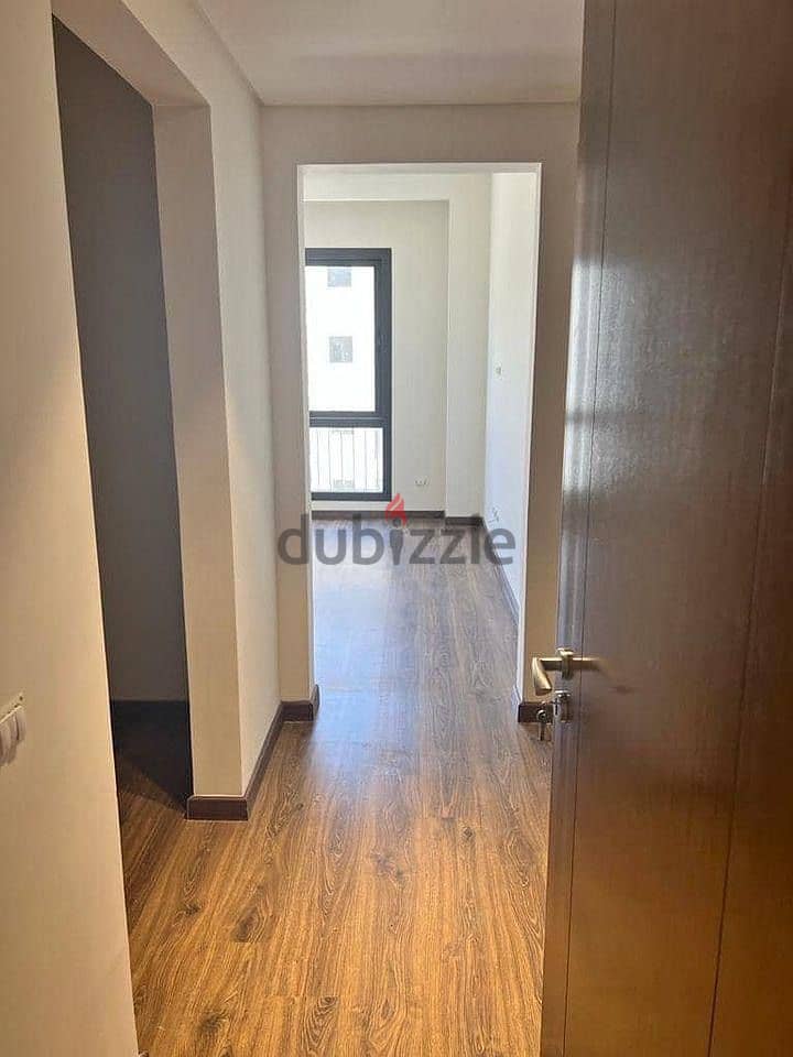 Townhouse 250 m Immediate Receipt Prime Location in The Compound in Golden Square Minutes To The American University In The Heart Of The Fifth 4