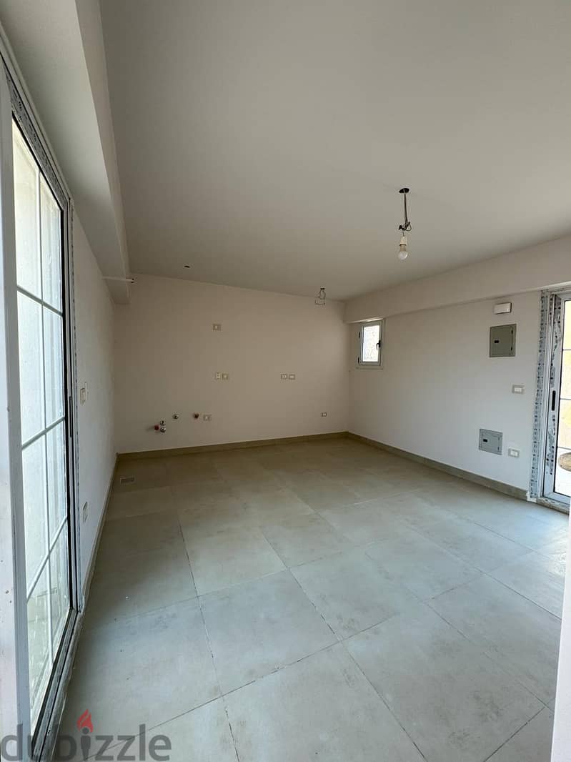 For rent, firstuse townhouse with kitchen and ac’s ultra super lux, prime location in Layan Compound, New Cairo 1