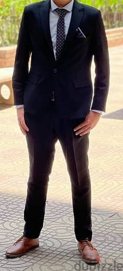بدلة رجالي لون اسوود خامة تركي ممتازة جدا للإيجار او البيع
