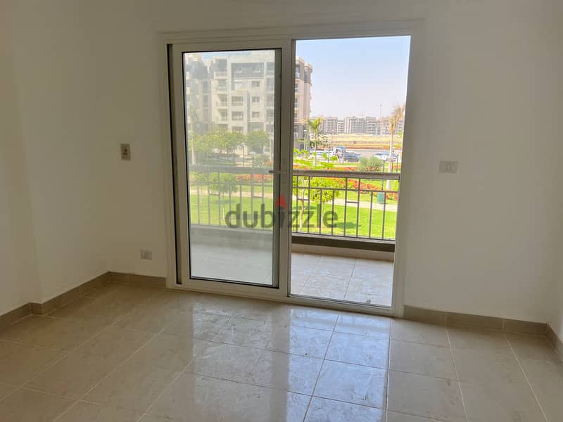 Apartment for sale in Madinaty B10, immediate receipt, open view, wide garden,140m 4
