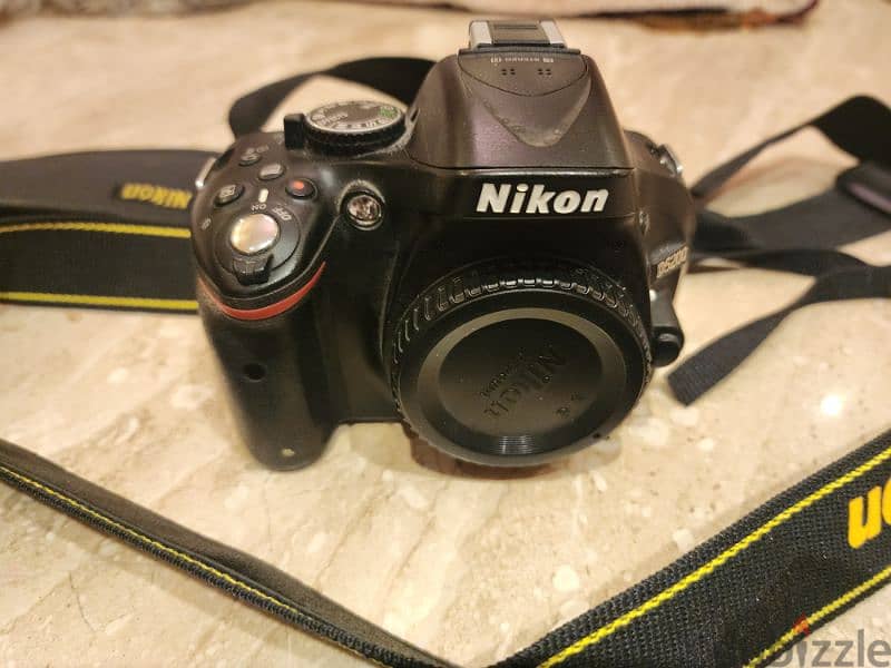 كاميرا نيكون D5200 بجميع ملحقاتها الاصلية استخدام خفيف جدا 4