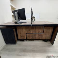 مكتب خشب مستعمل بحالة ممتازة