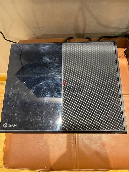 Xbox one 365 GB with 2 games 1