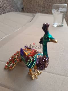 طاووس مطرز باالاحجار الملونة والنحاس والكرستال 0