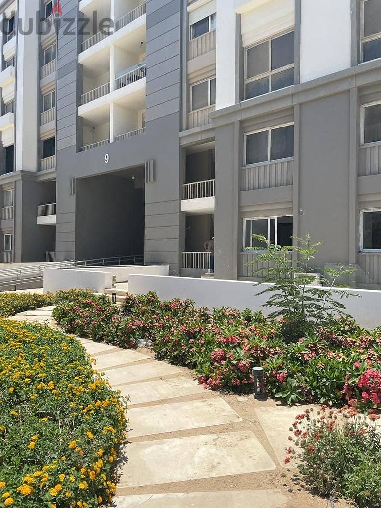 Town villa, second row Town house middle in Hyde park New Cairo phase grand park 215 m 3bed room with living 3 toilet 4