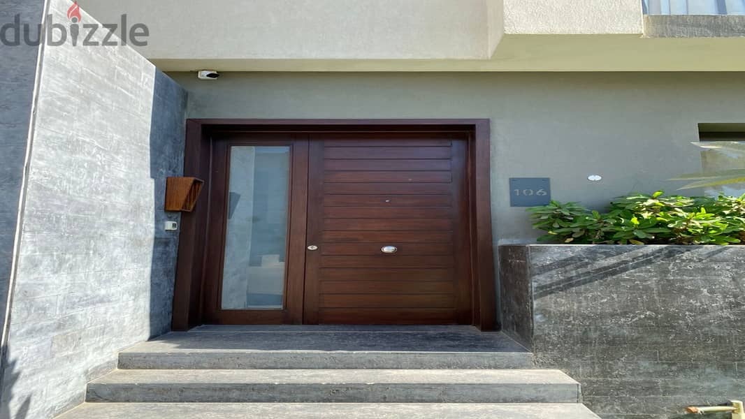 Townhouse (prime location) for sale in Al Burouj Compound in front of the International Medical Center in Shorouk City 3