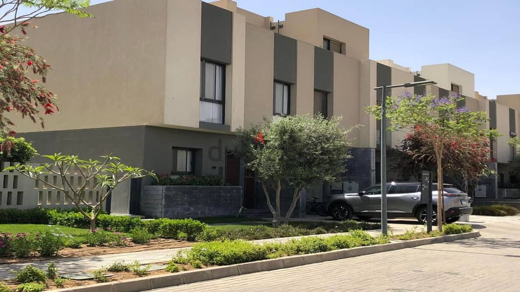 Townhouse (prime location) for sale in Al Burouj Compound in front of the International Medical Center in Shorouk City 5