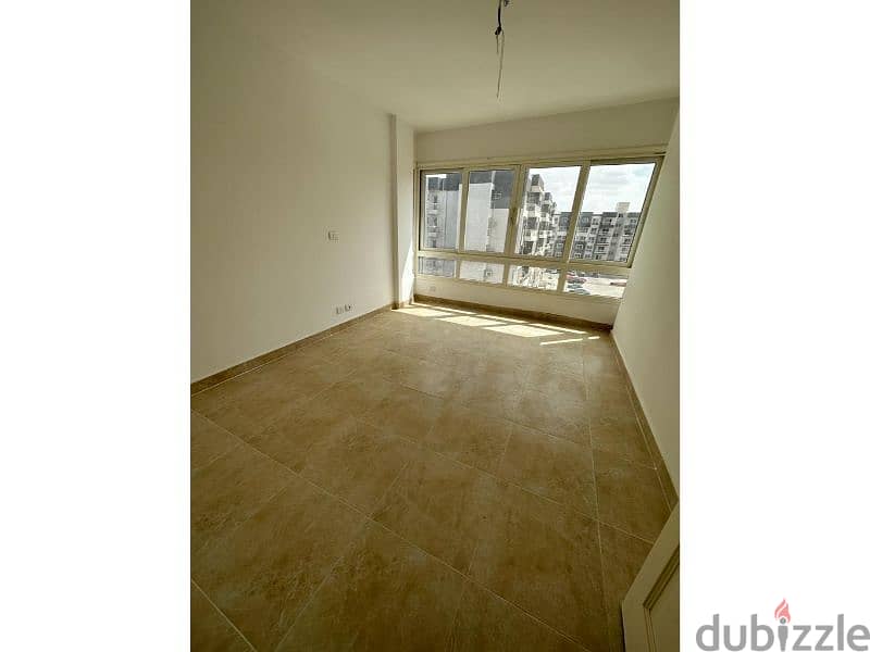 "Seize the opportunity and own your apartment in Madinaty, 109 square meters, with an old contract in B14. " 4