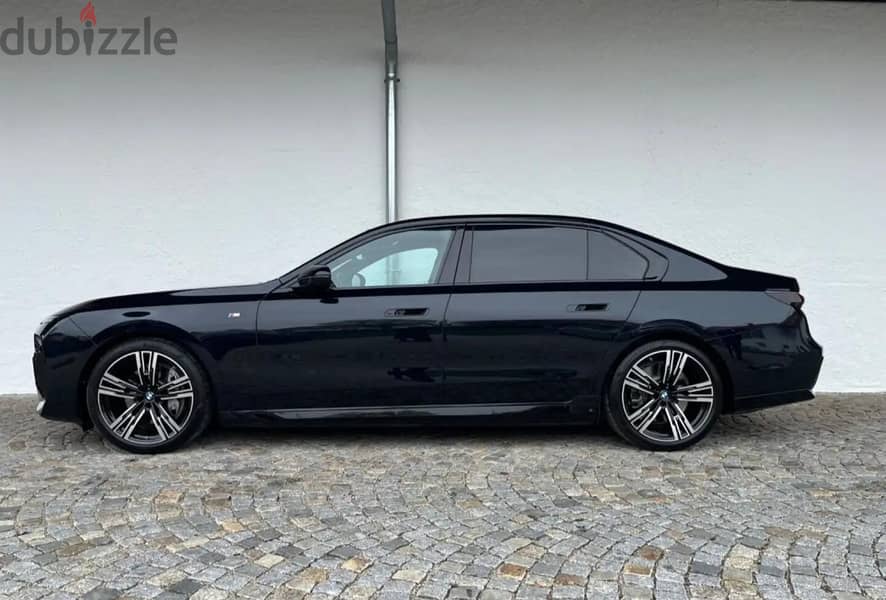 قانون المغتربين - BMW i7 xDrive 60 M Sport 2023 بي ام دبليو 2