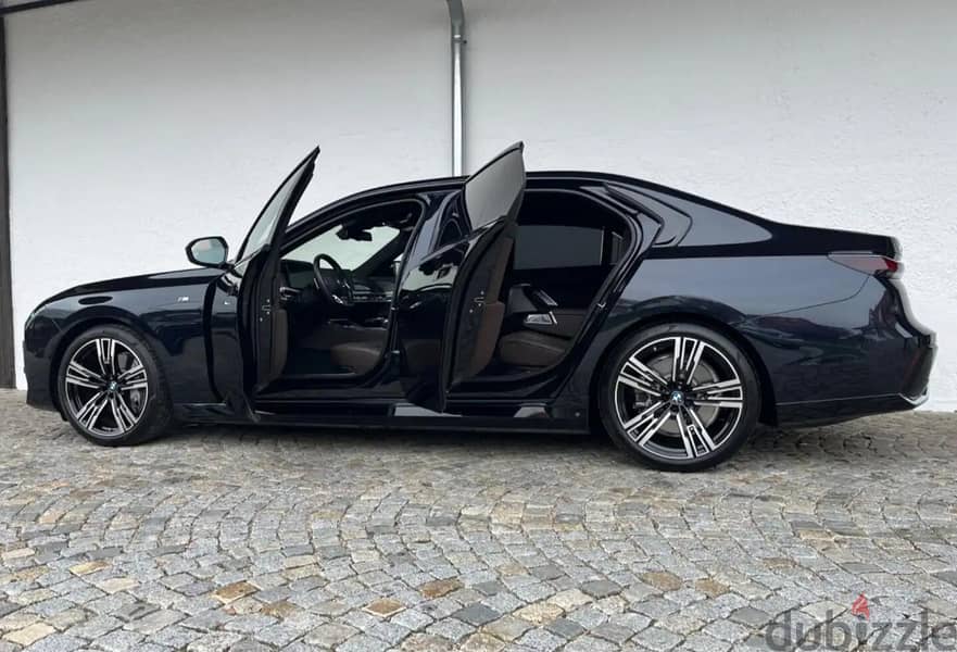 قانون المغتربين - BMW i7 xDrive 60 M Sport 2023 بي ام دبليو 3