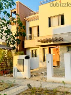 Modern Townhouse For Sale 220m ready to move At The Lowest Price In Market view Landscape In Hyde Park In Fifth Settlement