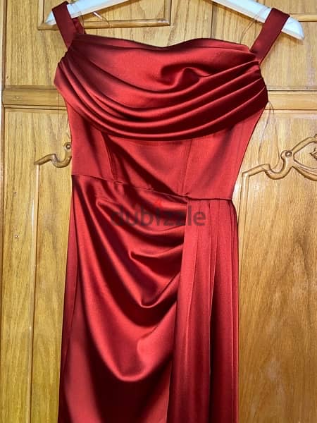 فستان ستان احمر أتلبس مره واحده فقط 6