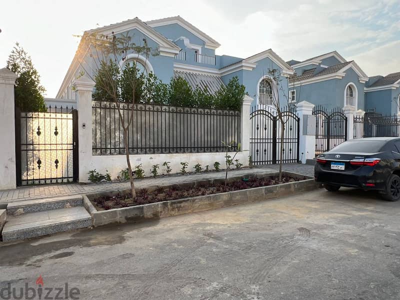 Villa for the price of an apartment in a very special discount compound, area of ​​196 m + 92 m garden in the most prestigious compound in Obour City 1