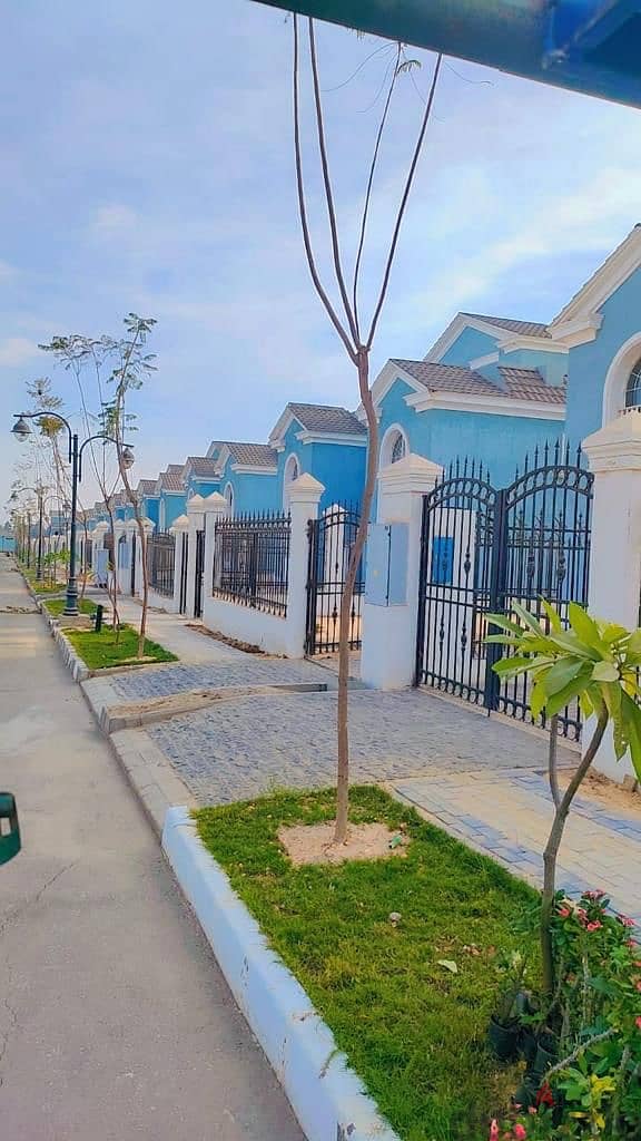 Villa for the price of an apartment in a very special discount compound, area of ​​196 m + 92 m garden in the most prestigious compound in Obour City 6