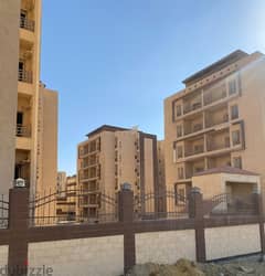 Apartment for sale in New Cairo, Petrojet Housing Association compound, Al-Andalus, near the American University  View is open  Semi finished