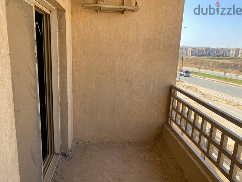 Apartment for sale in New Cairo, Petrojet Housing Association compound, Al-Andalus, near the American University  View is open  Semi finished 1