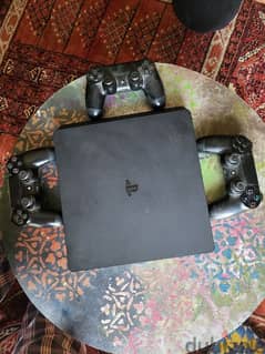 Playstation 4 slim + 3 controllers 0
