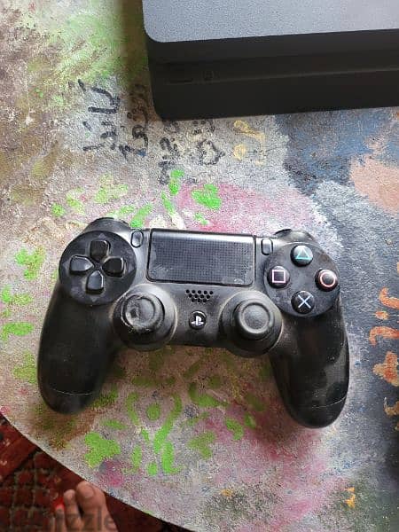 Playstation 4 slim + 3 controllers 3