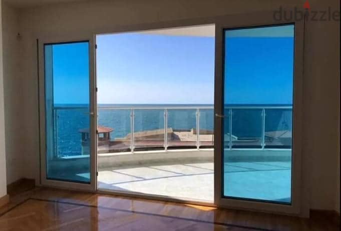 For sale, fully finished chalet, immediate receipt, first row on the sea, sea side, in the village of the Latin Quarter, view on El Alamein Towers 5