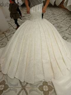 فستان زفاف ملكي 2025