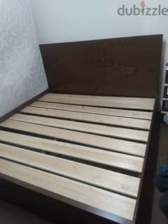 سرير خشب معمول عمولة نضيف جداً مترين في مترين بحالة الجديد متين جداً