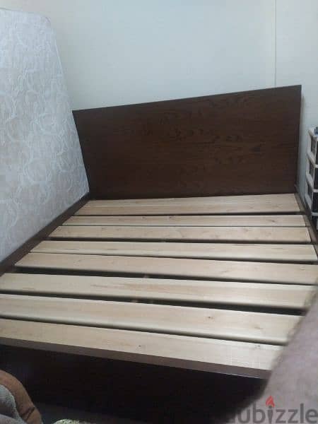 سرير خشب معمول عمولة نضيف جداً مترين في مترين بحالة الجديد متين جداً 2