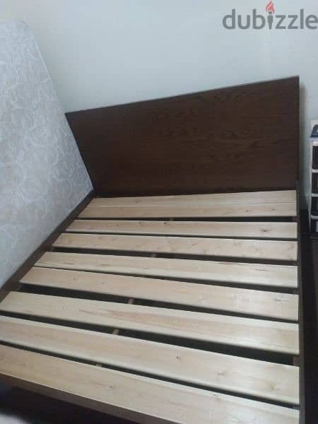 سرير خشب معمول عمولة نضيف جداً مترين في مترين بحالة الجديد متين جداً 3