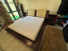 bed with bedside سرير و كومود