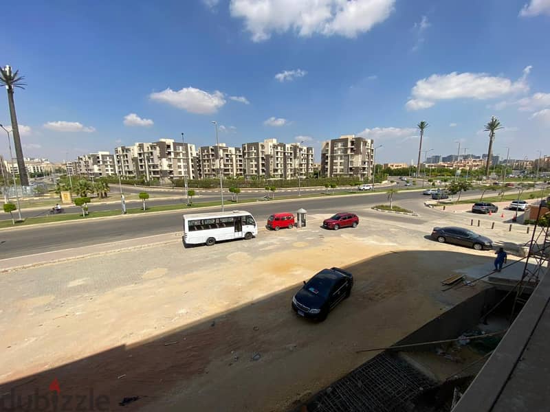 للبيع عياده 80 متر في قلب الشيخ زايد بمقدم 15% فقط قسط 5 سنين ، مول بيازا 59 على الشارع الرئيسي مباشرة واجهة 4
