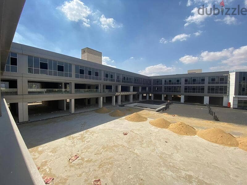مكتب 52 متر للبيع في مول بيازا الشيخ زايد  بمقدم 585 ألف قسط 5 سنين 7