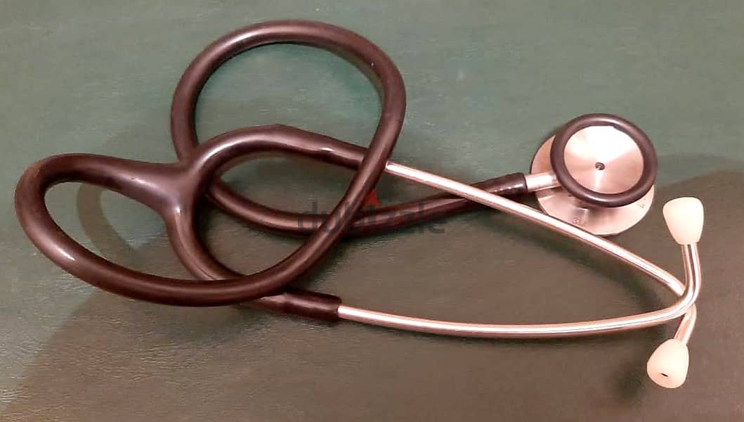 للمتخصصين فقط . سماعة كلاسيك 3M Littmann  Made in USA 28 Inch بالعلبة 14