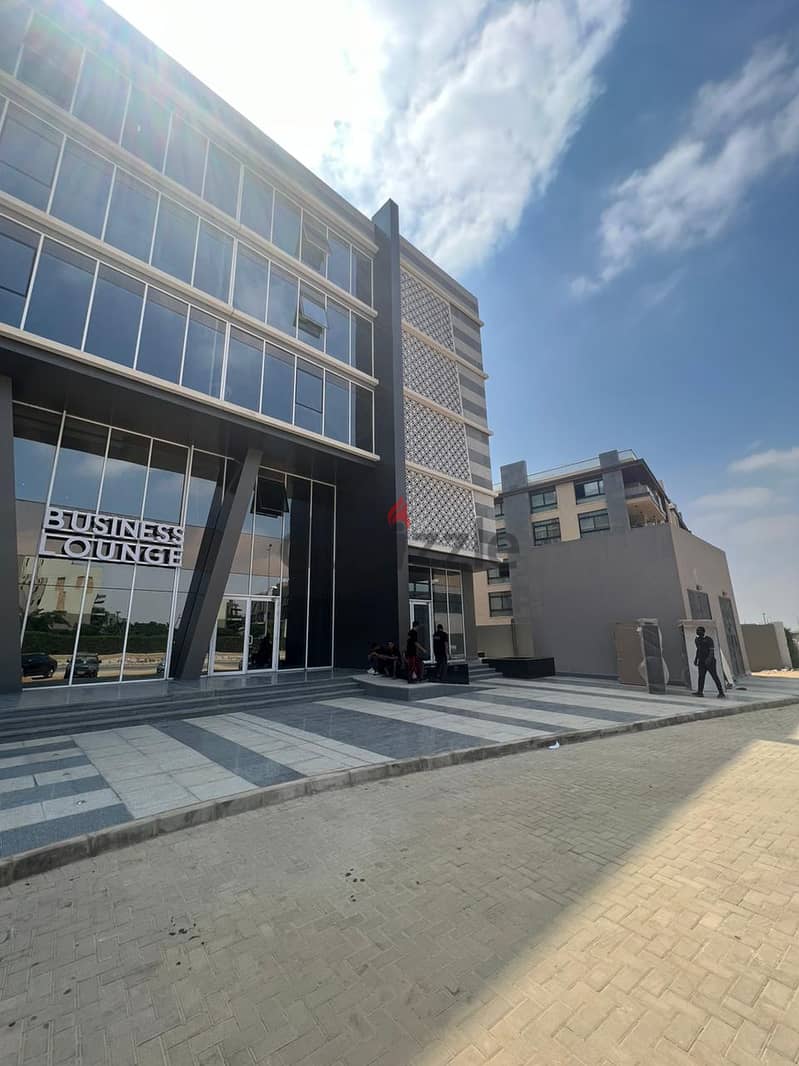 مكتب للايجار 75 متر في  Business lounge امام الجامعة الامريكية بالتجمع 1