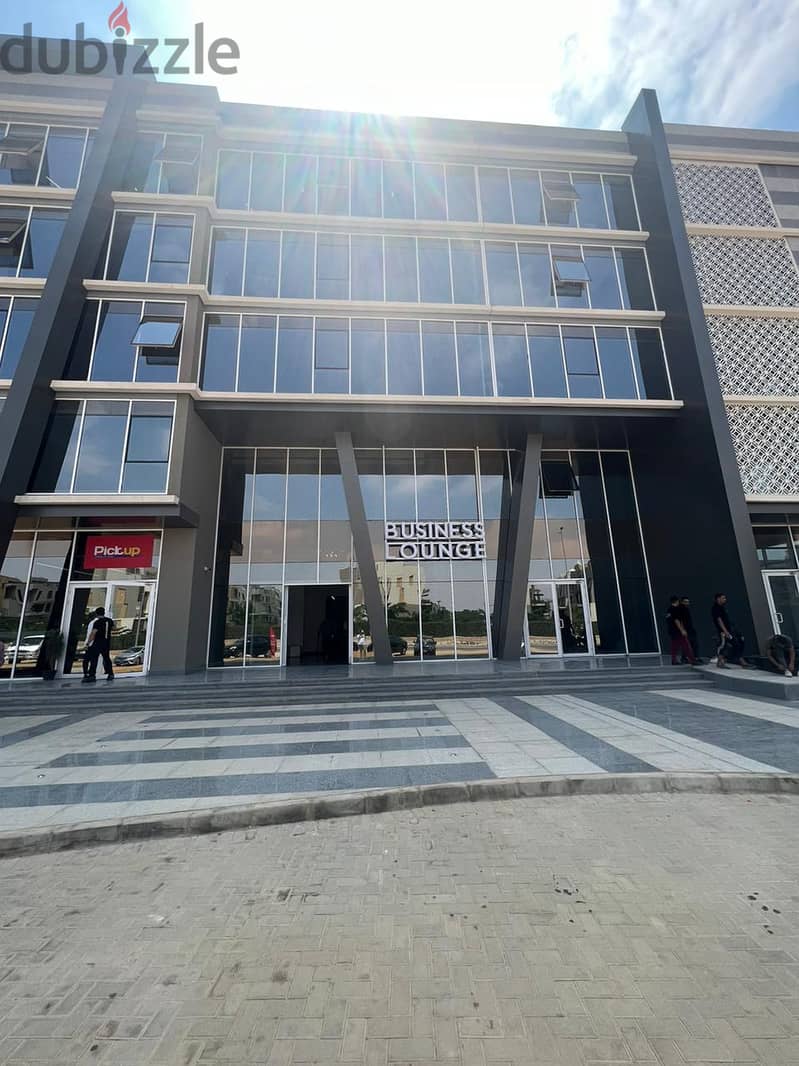 مكتب للايجار 75 متر في  Business lounge امام الجامعة الامريكية بالتجمع 2