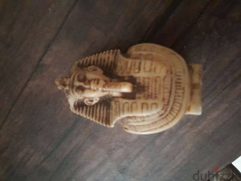 تمثال وجد بجانب الاهرامات 
(لا نعلم مما صنع للتواصل01003066894) 1
