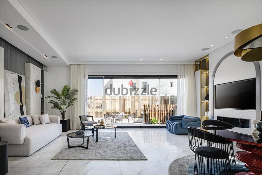 شقة متشطبة للبيع تسليم فوري بمقدم 1,6 مليون امام المدينة السياحية في بادية بالم هيلز 2