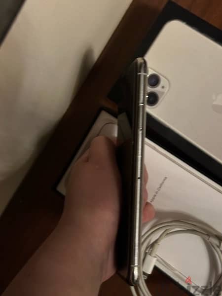 Iphone 11 Pro Max with box and USB - Silver 256GB بدون خدش 2