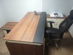 أثاث مكتبي  للبيع  حاله ممتازة مكاتب وكراسي  خلايا ماكينة تصوير كانون 0