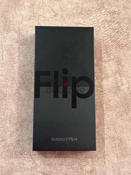 Galaxy Z Flip 4 - 256 GB - Brand New (Store Demo) 3