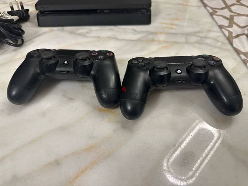 PS4 Slim 1TB + Extra Controller 5