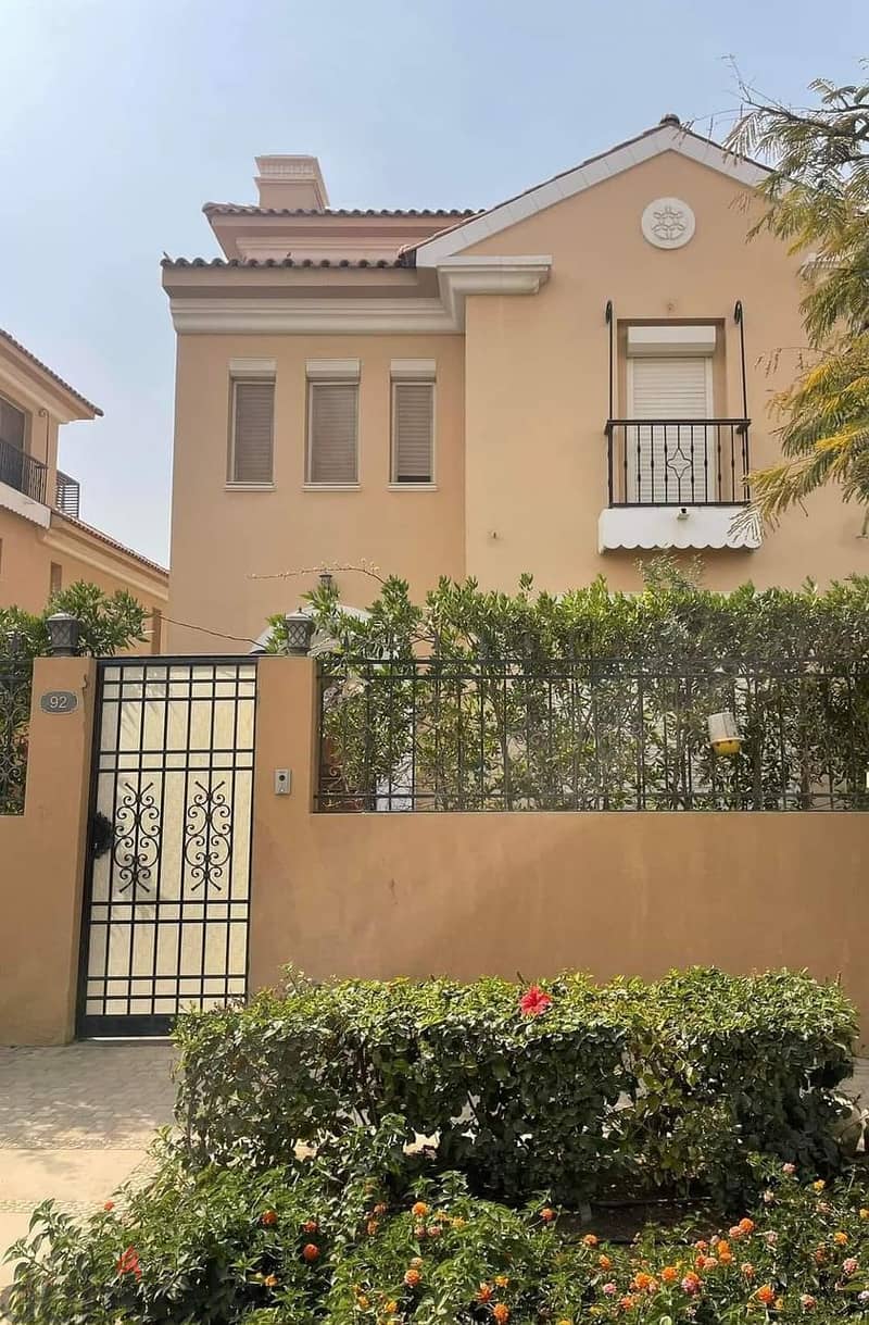 family house for sale between the palaces area/فيلا في هايد بارك التجمع في منطقه القصور 3