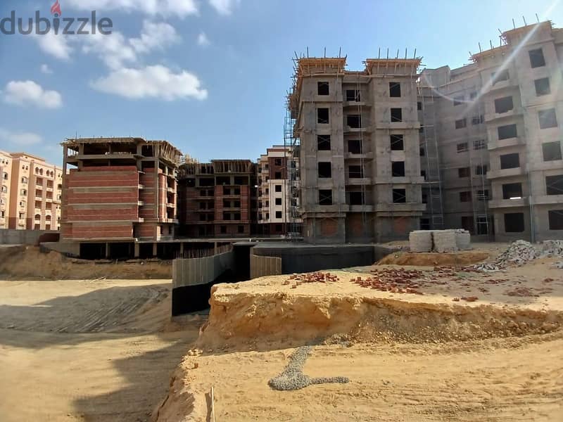 شقة  متشطبة علي حمام سباحة استلام 2025 بأقساط - new cairo 6