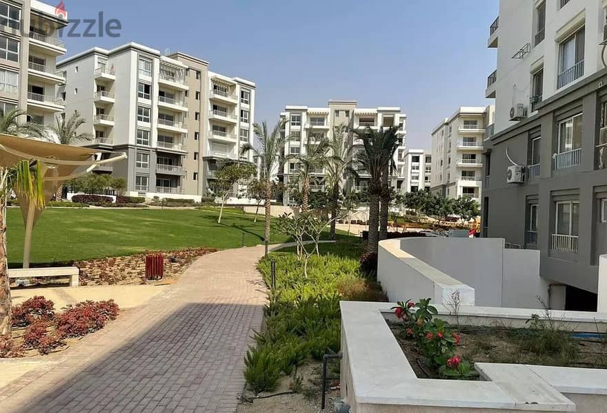 Apartment with garden for sale in installments in the most prestigious compound in the settlement Hyde Park 1
