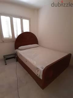 سرير متر ونص مع مرتبة سوست بحالة جيده(4000)