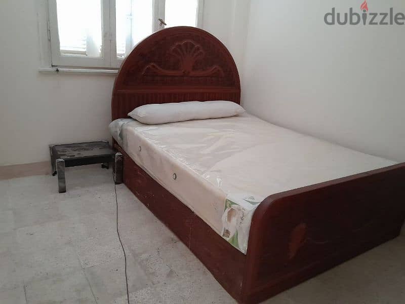سرير متر ونص مع مرتبة سوست بحالة جيده(4000) 1
