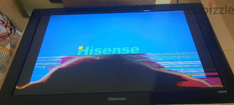 شاشة 32 بوصة Hisense tv مخبوطة من النص 9