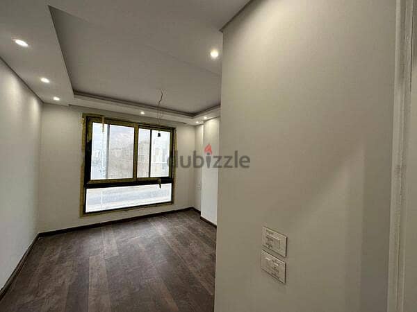 Apartment for quick sale in Galleria in front of the American University, immediate receipt at the cheapest price on the market, three rooms 1